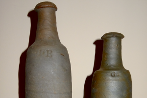 marques de potiers J.E et G.E. sur des bouteilles de Ger