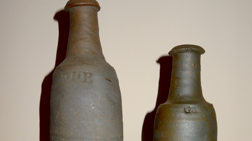 marques de potiers J.E et G.E. sur des bouteilles de Ger