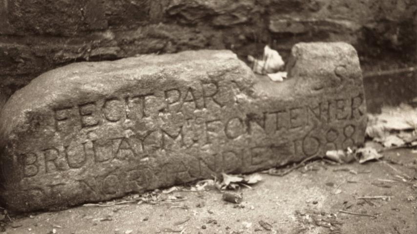 Linteau gravée de la fontaine de Saint-Patern